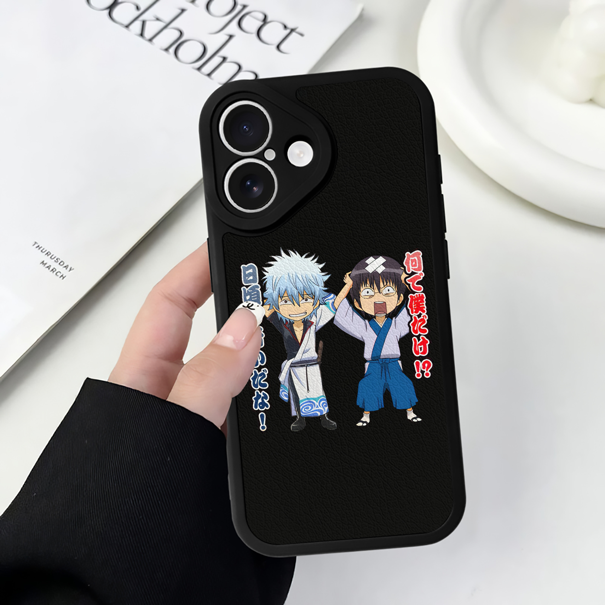 （画像用） ぎんたま 坂田銀時（さかたぎんとき） 神楽 志村新八（しむら しんぱち） GINTAMA Sakata Gintoki Kagura Shimura Shinpachi 【iPhone 16シリーズ対応】シリコンスマホケース（レザー調） 材質：シリコン